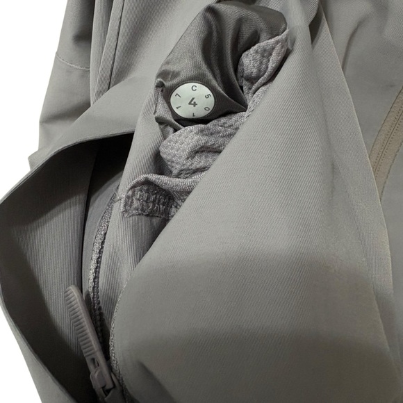 Lululemon Everyday Getaway Jacket Dark Chrome Gray Waterproof Hood Zipper Size 4 - Picture 10 of 11